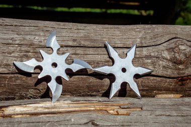 Shuriken (fırlatma yıldızı), geleneksel Japon Ninja soğuk silahı ahşap arka planda sıkışmış