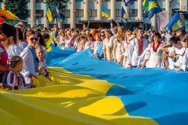 Khmelnitsky, Ukrayna - 24 Ağustos, 2018.People Ukrayna Bağımsızlık günü tatile geleneksel Ukrayna giysili