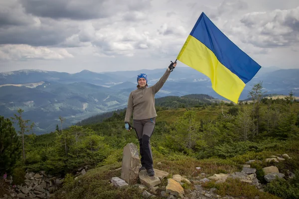 Fille Est Une Touriste Dans Les Montagnes Des Carpates Ukraine — Photo