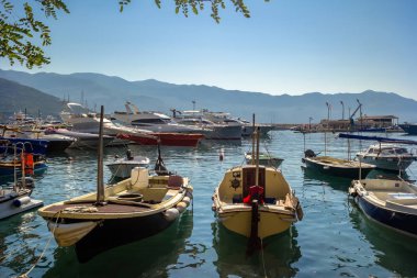 Budva bağlantı noktası tekne. Karadağ