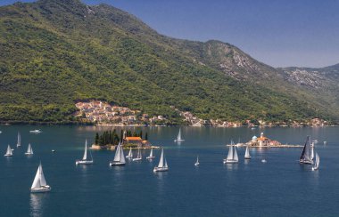 Güneşli Akdeniz manzara. Karadağ, Kotor Körfezi