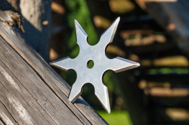 Shuriken (fırlatma yıldızı), geleneksel Japon Ninja soğuk silahı ahşap arka planda sıkışmış