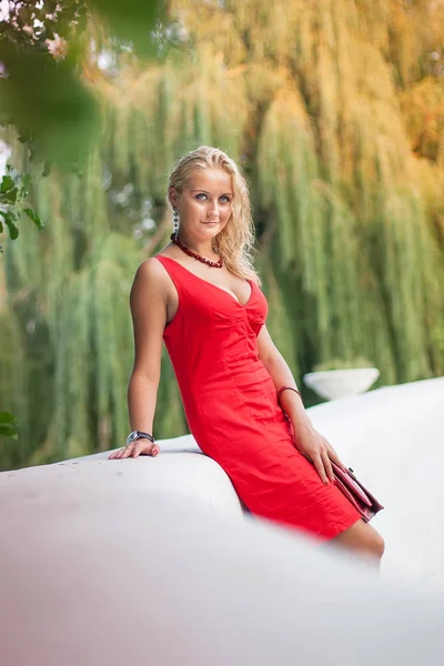 Chica Con Vestido Rojo Naturaleza Ucrania — Foto de Stock