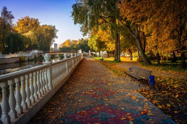 Şehir Parkı sonbaharda. Khmelnitsky şehir.