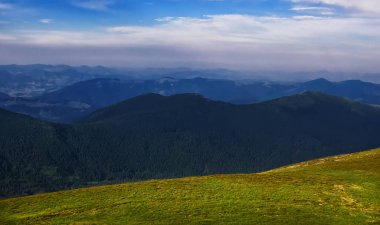 Güzel dağlar ve Karpatlar mavi gökyüzünde. Ukrayna