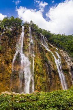 Plitvice Gölleri Milli Parkı'nda güzel şelale. Hırvatistan.