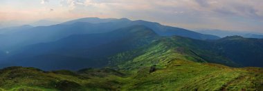 Güzel dağlar ve Karpatlar mavi gökyüzünde. Ukrayna