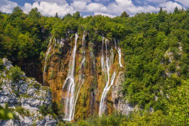 Plitvice Gölleri Milli Parkı'nda güzel şelale. Hırvatistan