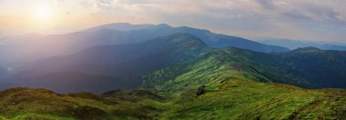 Güzel dağlar ve Karpatlar mavi gökyüzünde. Ukrayna