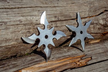 Shuriken (fırlatma yıldızı), geleneksel Japon Ninja soğuk silahı ahşap arka planda sıkışmış