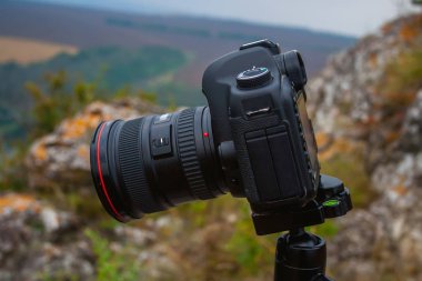 Yaz aylarında açık havada bir tripod üzerinde kamera