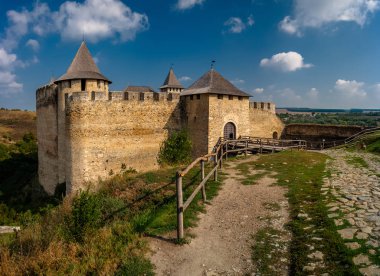 Güneşli bir günde Hotin Kalesi. Ukrayna.