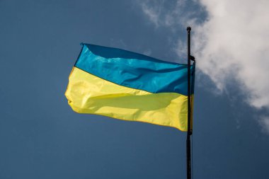 Ukrayna ulusal bayrak mavi gökyüzü