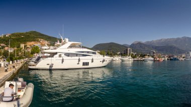 Karadağ. Budva. 21 Temmuz 2018. Tekneler limanda bir yaz gününde.