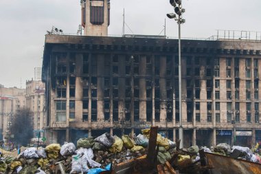 Kiev Ukrayna. 23 Şubat 2014. Barikatlar Euromaidan sırasında fırtınası sonra şehrin merkezi sokak.