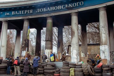 Kiev Ukrayna. 23 Şubat 2014. Barikatlar Euromaidan sırasında fırtınası sonra şehrin merkezi sokak.