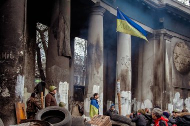 Kiev Ukrayna. 23 Şubat 2014. Barikatlar Euromaidan sırasında fırtınası sonra şehrin merkezi sokak.