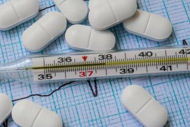 Mercury termometre ve vitaminler masada