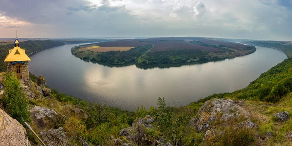 丘の上からドニエストル川 ウクライナの貯水池への風光明媚なパノラマ ビュー — ストック写真