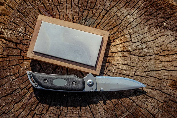 Ostrý Nůž Brus Dřevěné Pozadí — Stock fotografie