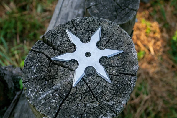 Shuriken Wurfstern Traditionelle Japanische Ninja Kaltwaffe Die Hölzernen Hintergrund Steckt — Stockfoto