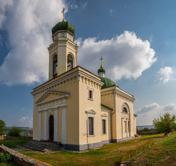 Фото Древнего Хотинского Храма Возле Замка Украине Летнее Время — стоковое фото