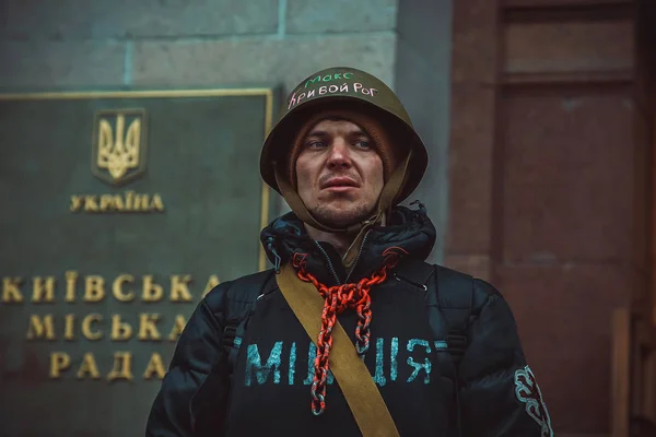 キエフ ウクライナ 2014 Euromaidan のバリケードに抗議している人々 — ストック写真