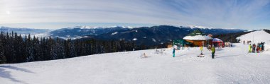 Ukrayna. Bukovel. 2 Şubat 2012. Güneşli kış günde Bukovel