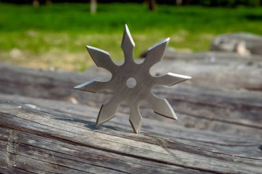 Shuriken (fırlatma yıldızı), geleneksel Japon Ninja soğuk silahı ahşap arka planda sıkışmış