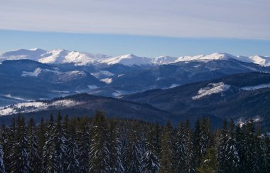 Bukovel bir güneşli kış günü. Ukrayna Karpatlar