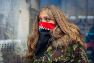 Euromaidan üzerinde gösteriler sırasında doğru sektörü bir kız. Kiev