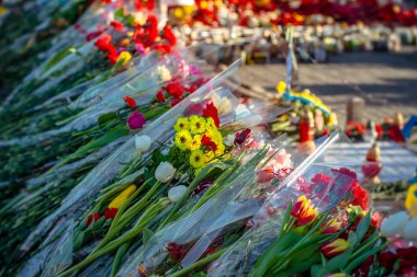 Kiev. Ukrayna. 10 Mart 2014. Euromaidan üzerinde çatışma sırasında sokaklarda ölü insanlar için çiçekler.