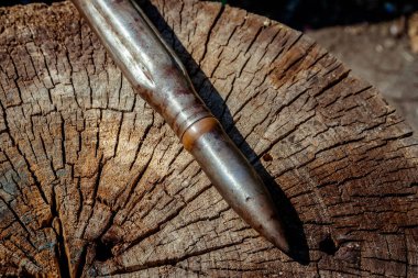 Ahşap arka plan üzerinde bir kurşunla mücadele yüksek kalibreli kartuş.