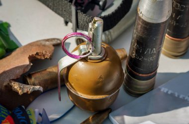 Eski Sovyet el bombası Rgd-5 kabukları ve parçaları arka planı.