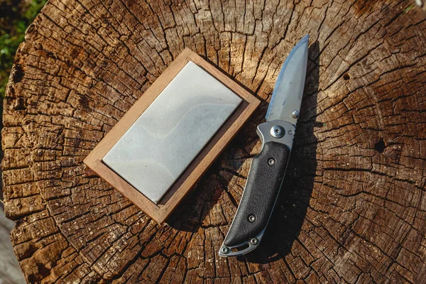 Coltello Affilato Macina Uno Sfondo Legno — Foto Stock