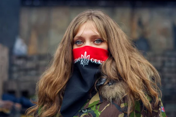 Euromaidan 的示威期间 一个来自合适部门的女孩 — 图库照片