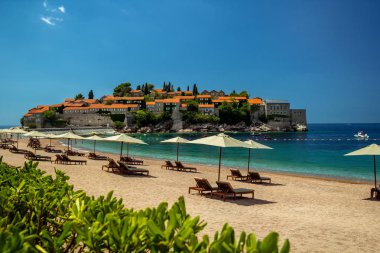Budva 'daki Sveti Stefan adası güzel bir yaz günü, Karadağ