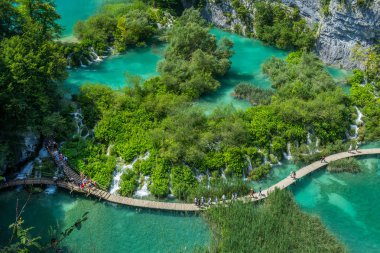 Plitvice Lakes Ulusal Parkı 'nın güzel manzarası. Hırvatistan