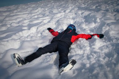 Ukrayna. Bukovel. 12 Şubat 2013. Soğuk bir günde dağlarda kayakçı dinlenme.