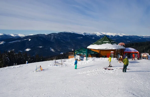 Ukrayna. Bukovel. 2 Şubat 2012. Güneşli kış günde Bukovel