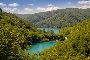 Plitvice Lakes Ulusal Parkı 'nın güzel manzarası. Hırvatistan