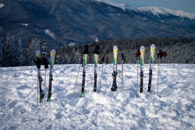Ukrayna. Bukovel. 12 Şubat 2013. Güneşli kış günde Bukovel