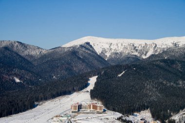 Bukovel bir güneşli kış günü. Ukrayna Karpatlar.