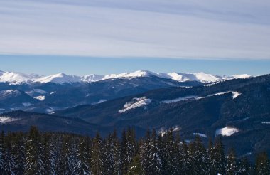 Bukovel bir güneşli kış günü. Ukrayna Karpatlar.