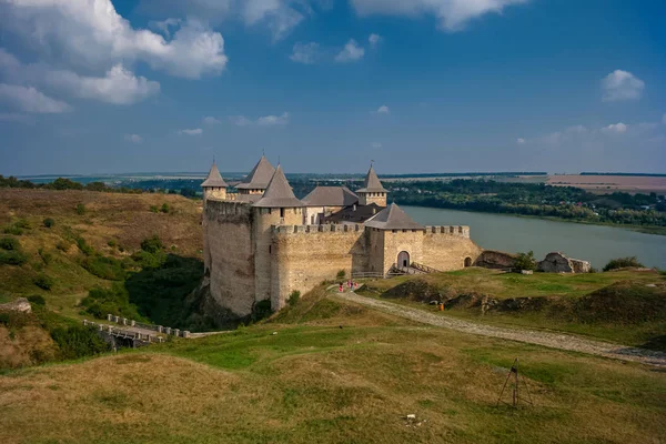 Güneşli bir günde Hotin Kalesi. Ukrayna