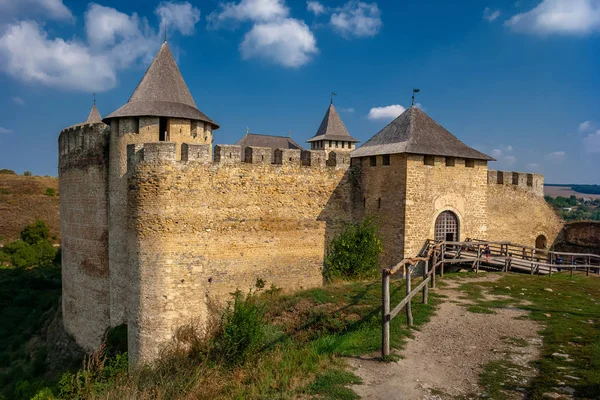 Güneşli bir günde Hotin Kalesi. Ukrayna