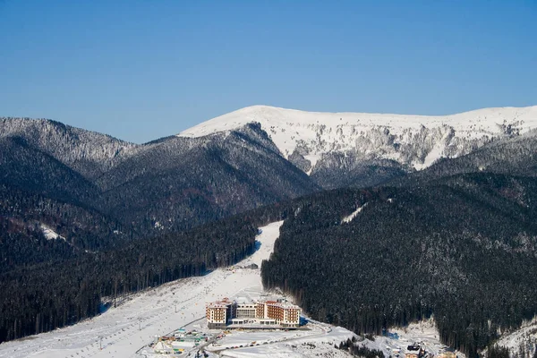 Bukovel bir güneşli kış günü. Ukrayna Karpatlar.