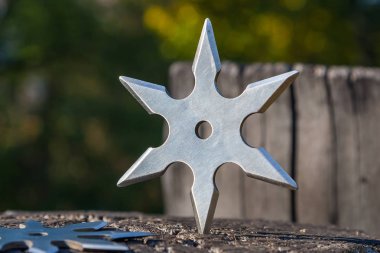Shuriken (fırlatma yıldızı), geleneksel Japon Ninja soğuk silahı ahşap arka planda sıkışmış