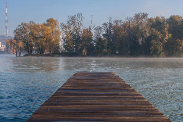 Ομίχλη Πρωί Κοντά Στο Πάρκο Της Πόλης Στον Ποταμό — Φωτογραφία Αρχείου