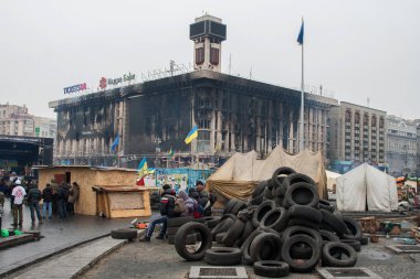 Kiev Ukrayna. 23 Şubat 2014. Barikatlar Euromaidan sırasında fırtınası sonra şehrin merkezi sokak